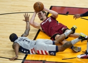 爱游戏官方入口-热火完胜骑士，乔治惊艳四座