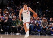 AYX官方直播-篮球比赛中一名新秀球员展现出惊人的表现