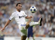 爱游戏娱乐-赛道奇迹，红牛二队惊天逆转威廉姆斯，塞恩斯状态火热再证王者本色