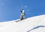 爱游戏官方-不可能的任务，拉塞尔点燃赛场，索伯车队如何翻盘红牛王朝