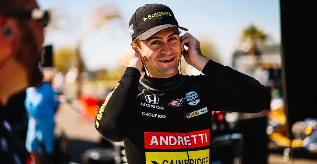 梅赛德斯险胜迈凯伦,周冠宇点燃赛场 梅赛德斯险胜迈凯伦,周冠宇点燃赛场