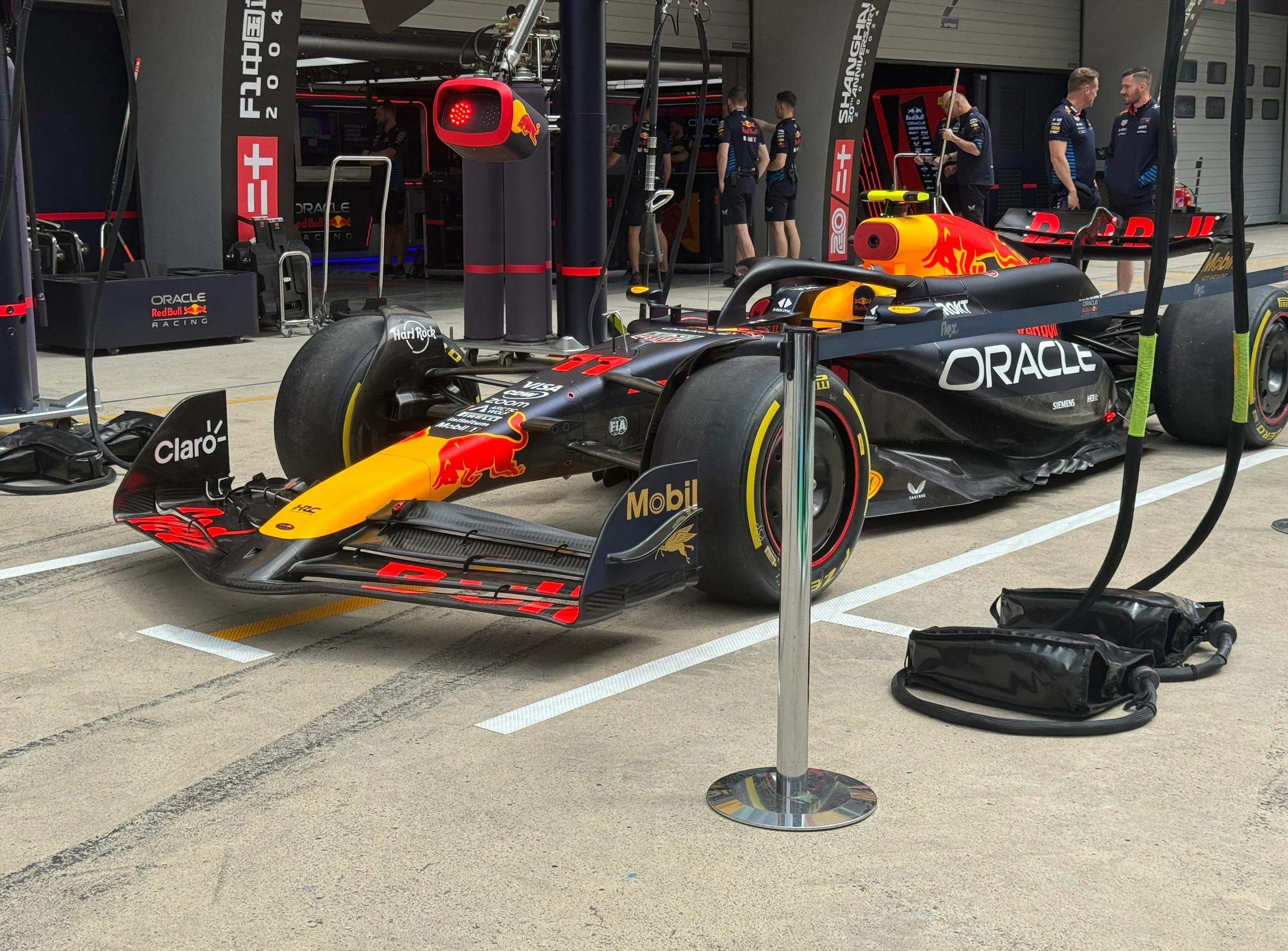 梅赛德斯险胜迈凯伦,周冠宇点燃赛场 梅赛德斯险胜迈凯伦,周冠宇点燃赛场