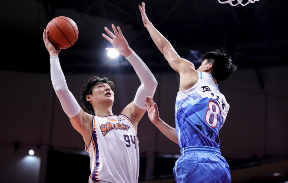 新疆队碾压辽宁队，王哲林惊艳四座