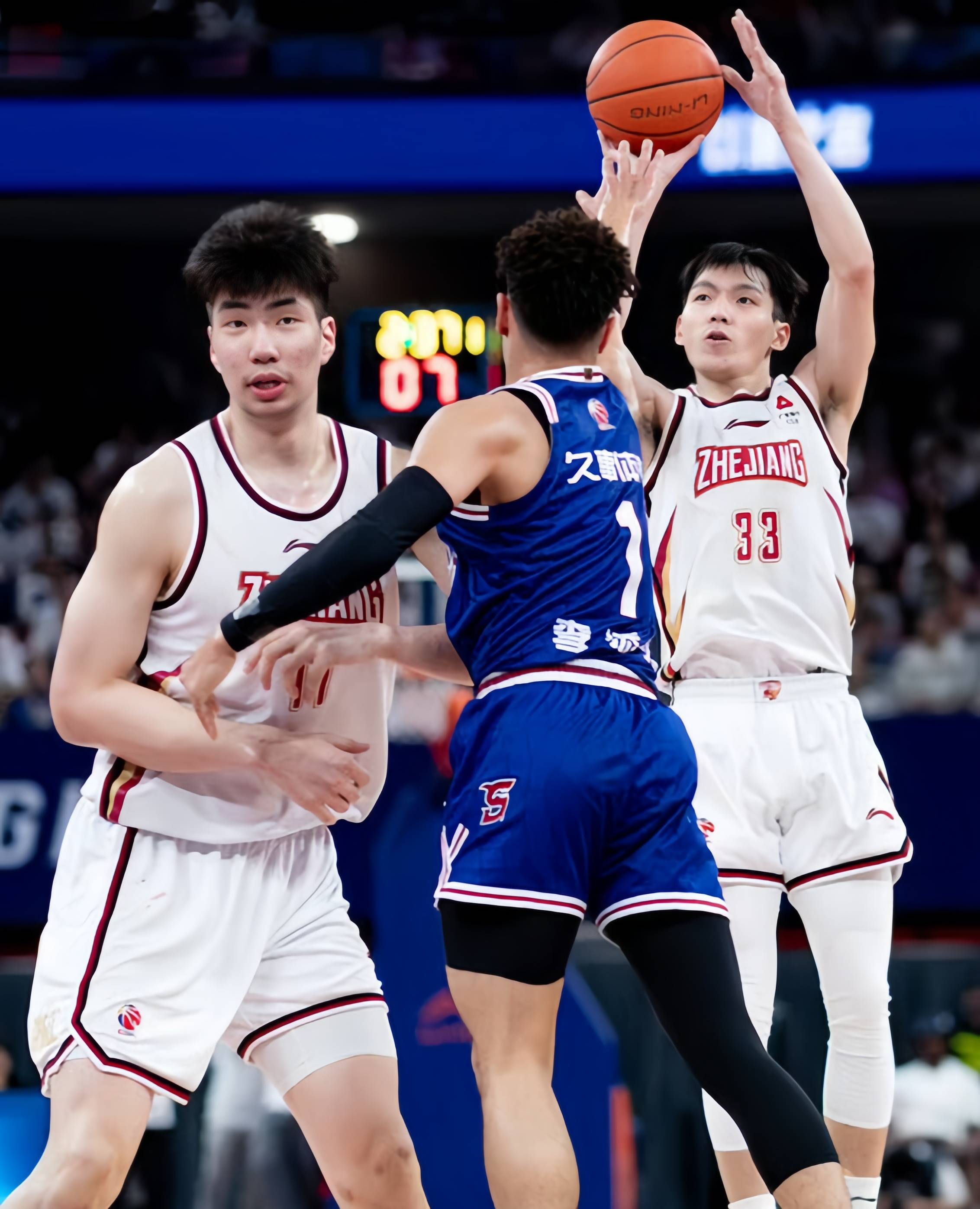 新疆队碾压辽宁队，王哲林惊艳四座