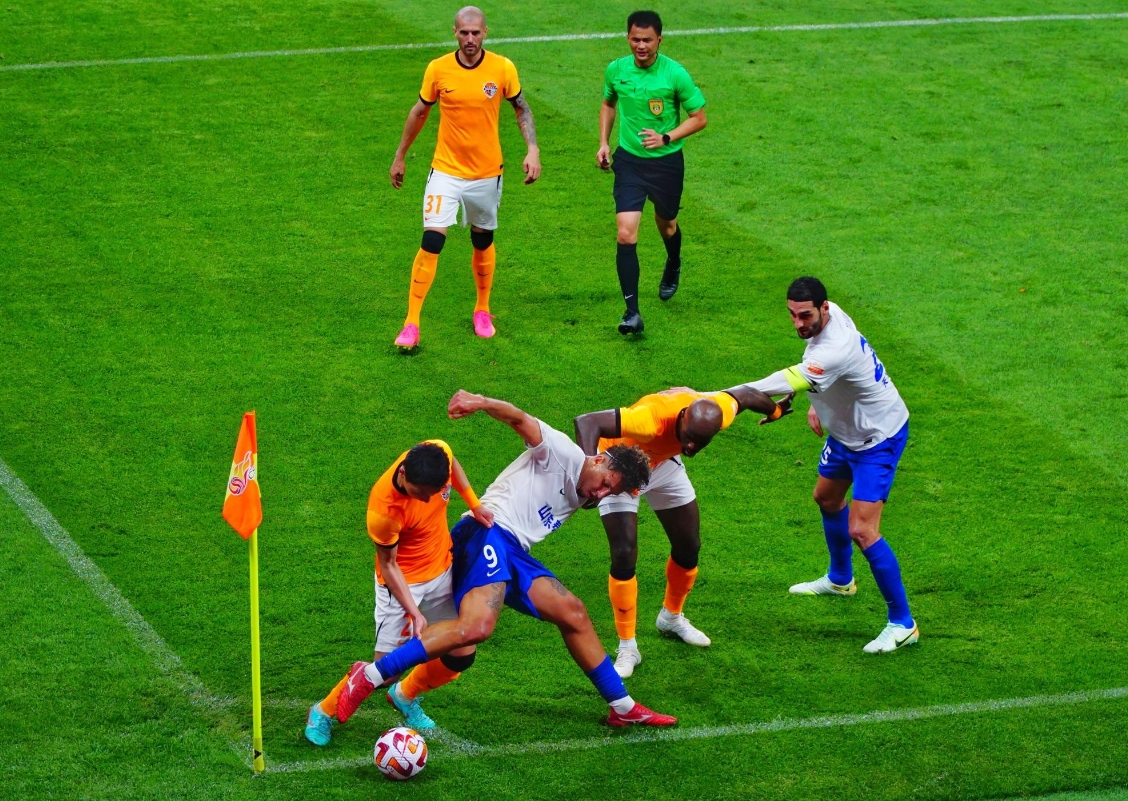 足球对决场面激烈，胜者赢得掌声