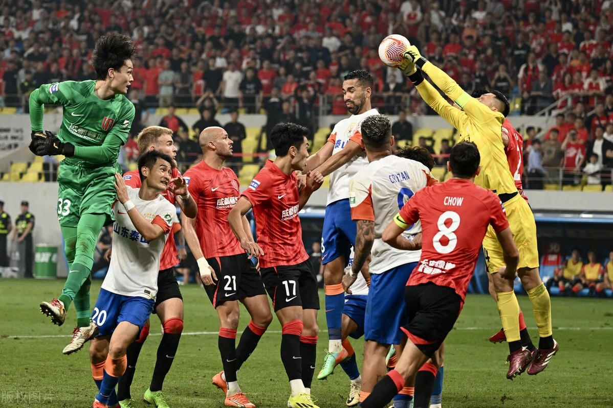 足球对决场面激烈，胜者赢得掌声