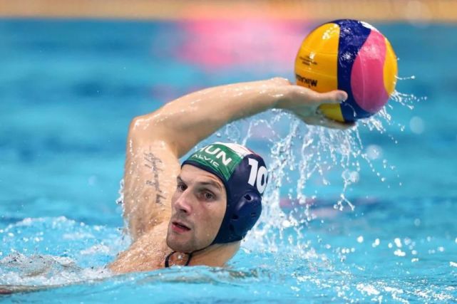 南非选手冲刺成功，夺得男子游泳接力比赛金牌