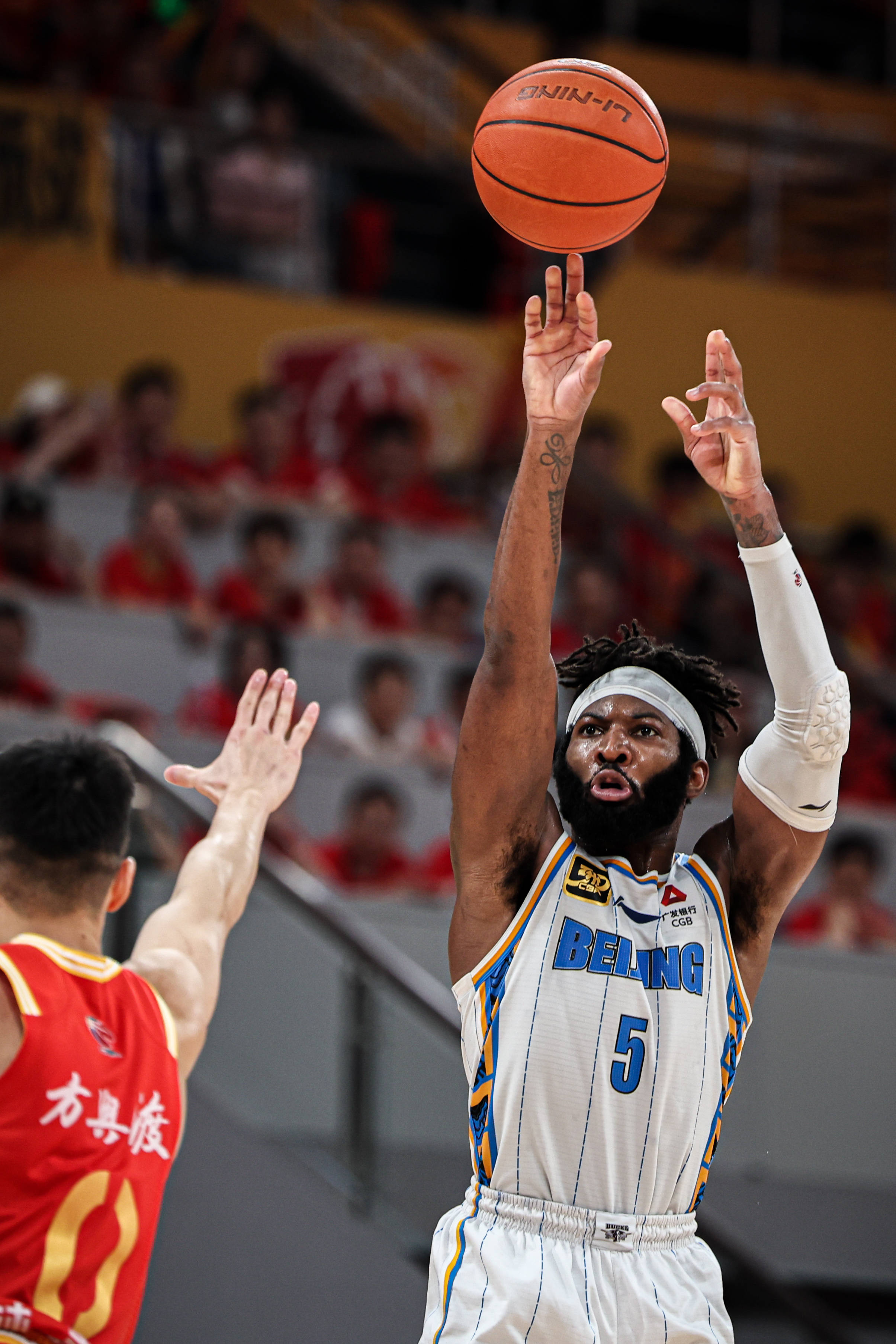 广西男篮在比赛中表现抢眼，高效进攻