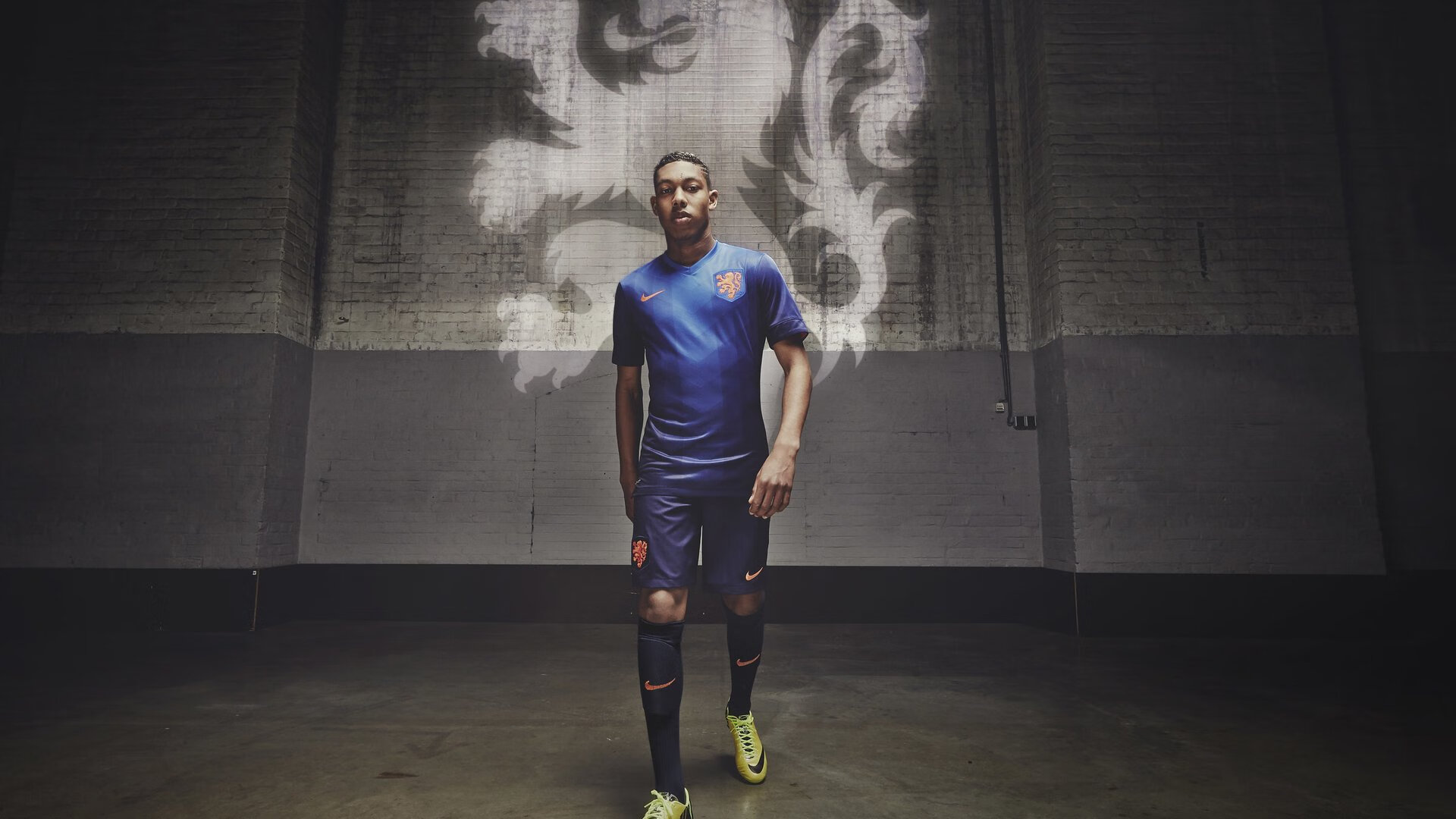 F1新赛季揭幕战之夜，弗拉霍维奇成为胜负手，当足球巨星照亮赛车世界