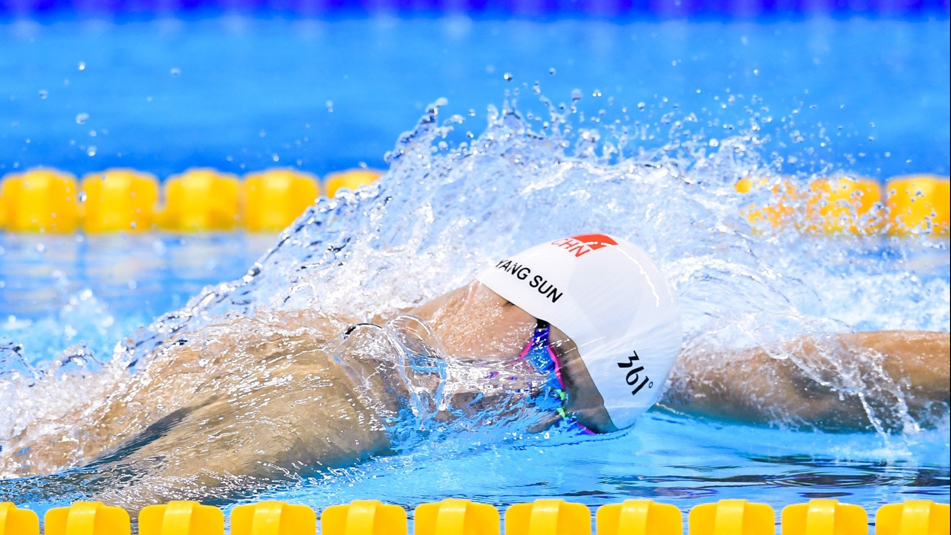 F1新赛季揭幕战之夜，卡马文加完成里程碑，当极速赛道与绿茵荣耀在凌晨交汇